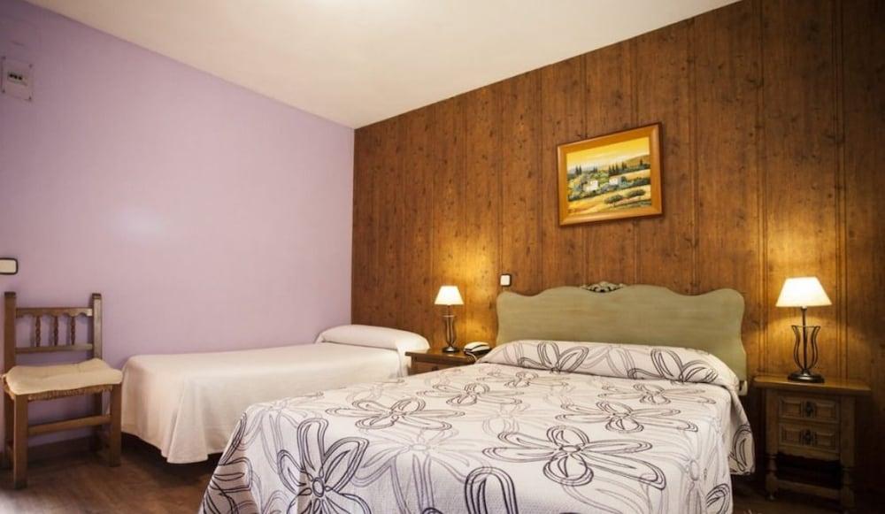 Hostal Chinchon Exterior photo